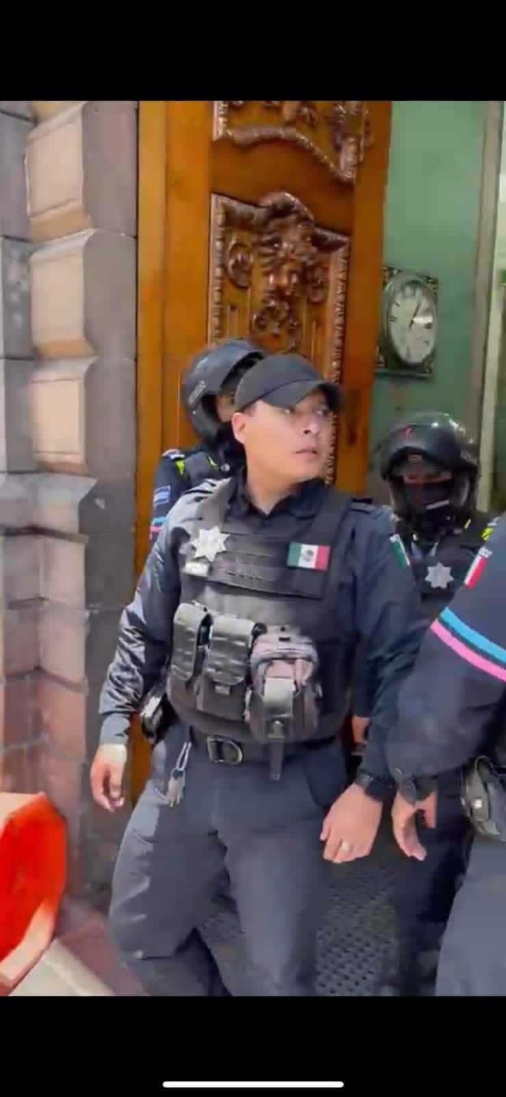 Acusan a policías municipales de Puebla de irrumpir una universidad y detener a estudiante