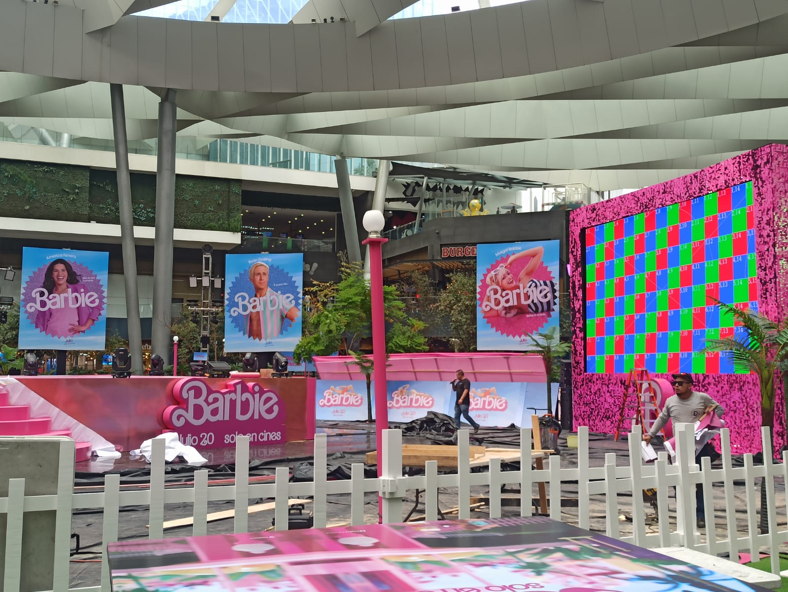 Alfombra rosa de Barbie: así recrean el fantástico mundo de la película en México