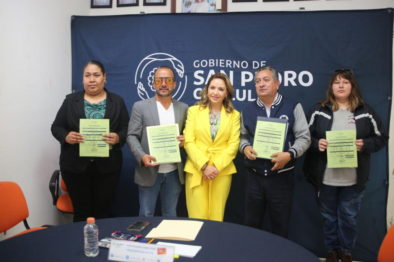 Paola Angon encabeza martes ciudadano y entrega escrituras a las familias, brindando certeza jurídica