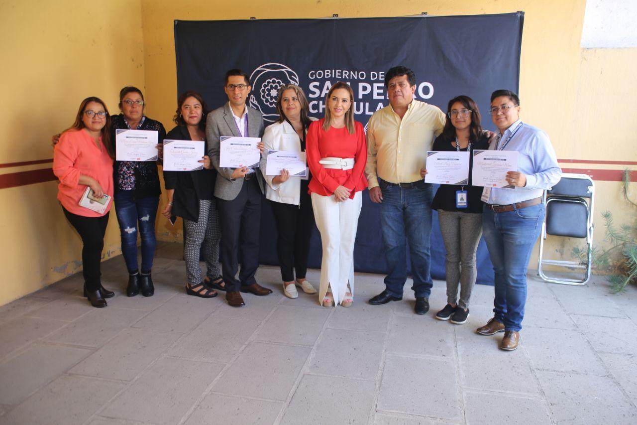 Paola Angon entrega premio al mérito a servidores comprometidos con el bienestar de las familias