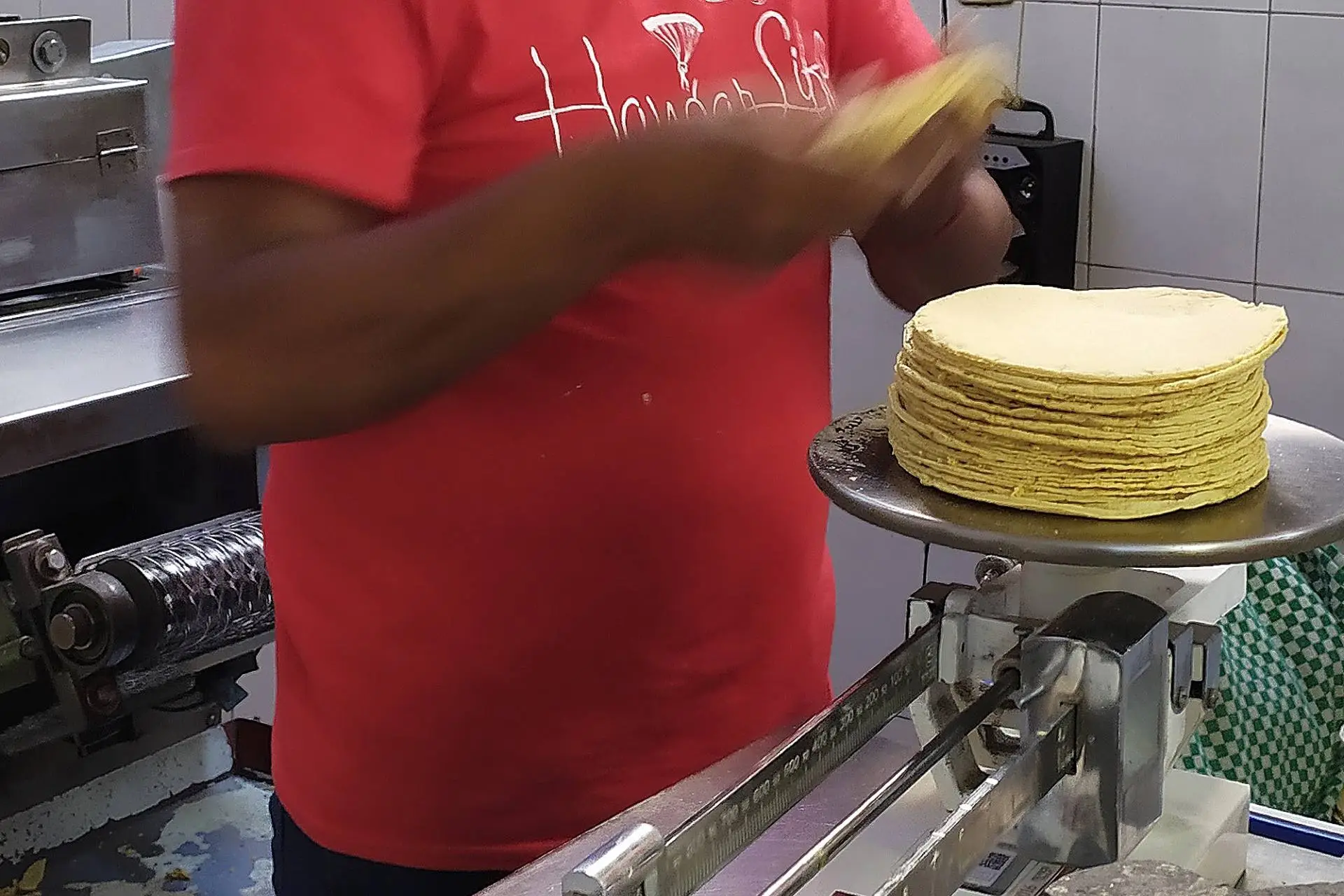 AMLO pide a harineros y polleros mantener precios para combatir inflación