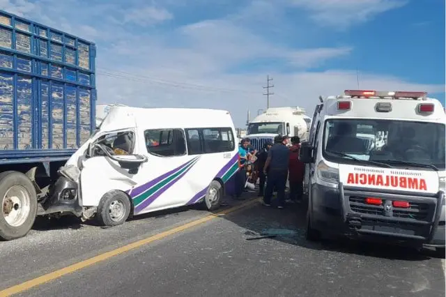 5 muertos en federal Tehuacán-Orizaba deja choque de transporte público