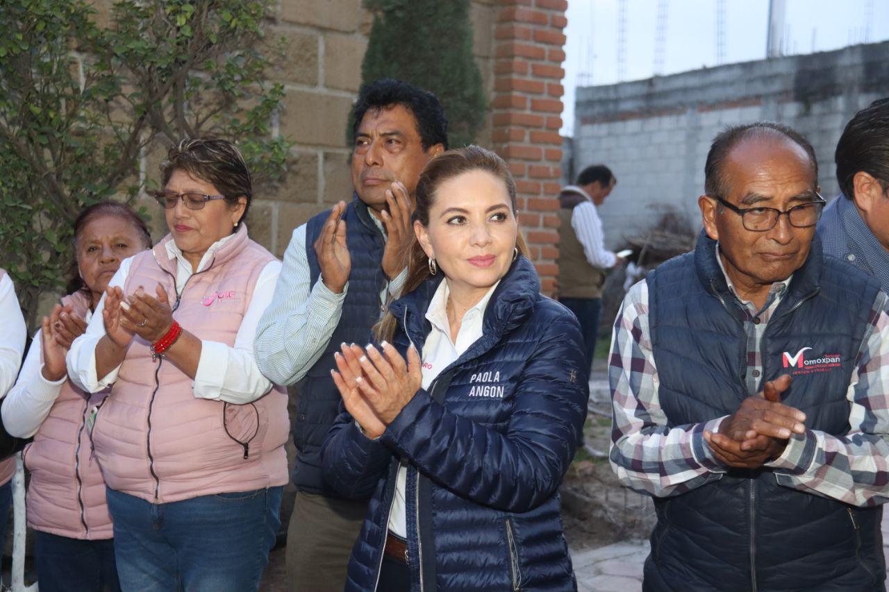Paola Angon hace equipo con las familias Cholultecas para mejorar calle en Momoxpan