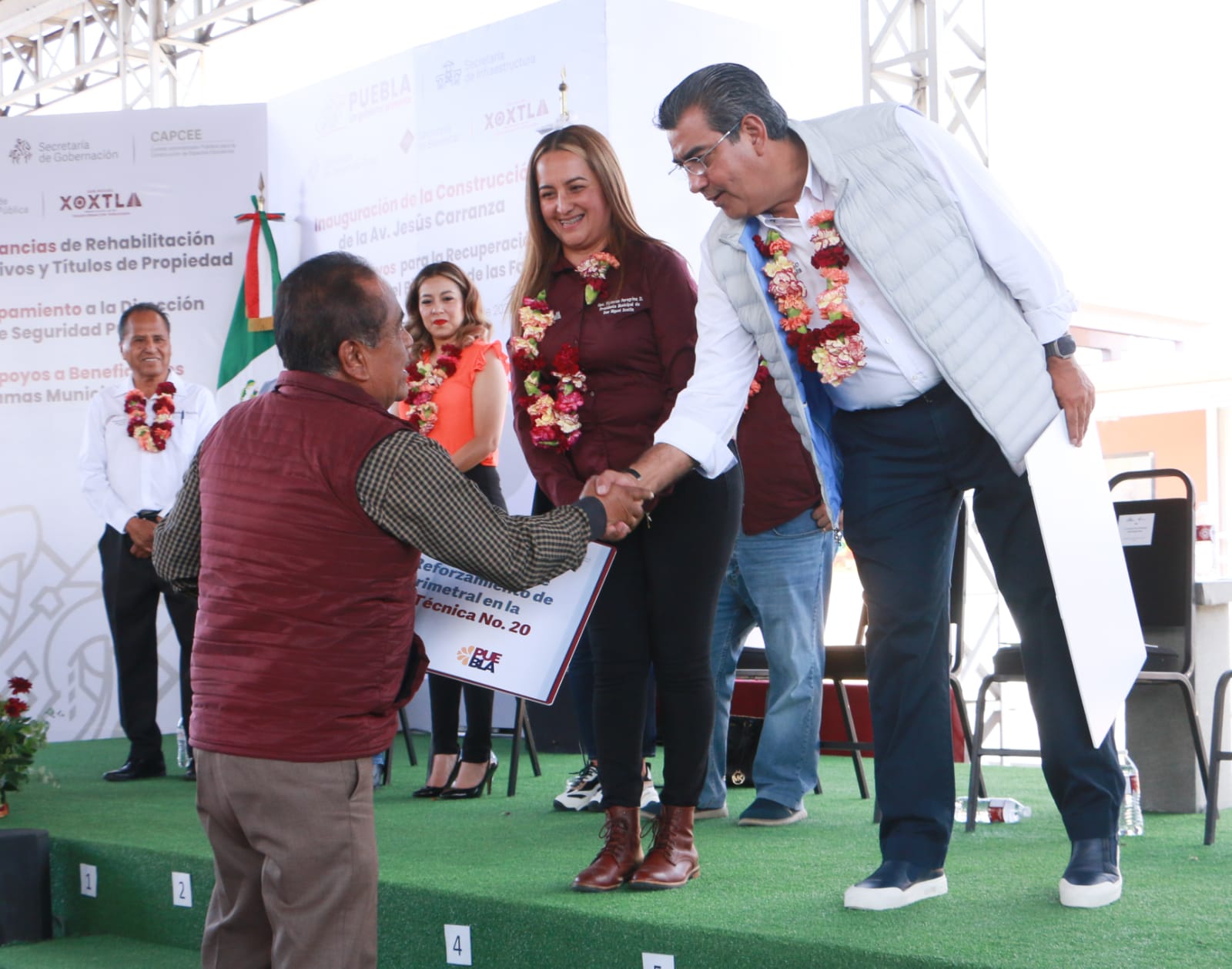 Gobierno de Sergio Salomón hace equipo con la sociedad; entrega obras educativas en Xoxtla