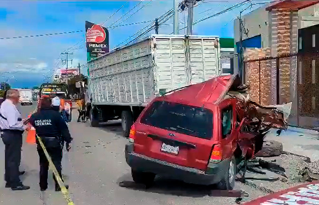 Conductor de camioneta muere al chocar con un camión de carga en Amozoc