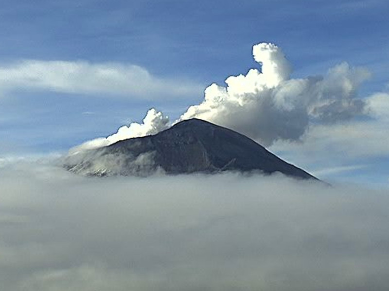 Popocatépetl registra 2 explosiones; columna de ceniza alcanza casi un kilómetro de altura