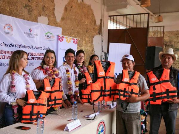 Entrega gobierno estatal chalecos salvavidas a prestadores de servicios turísticos de Tlatlauquitepec