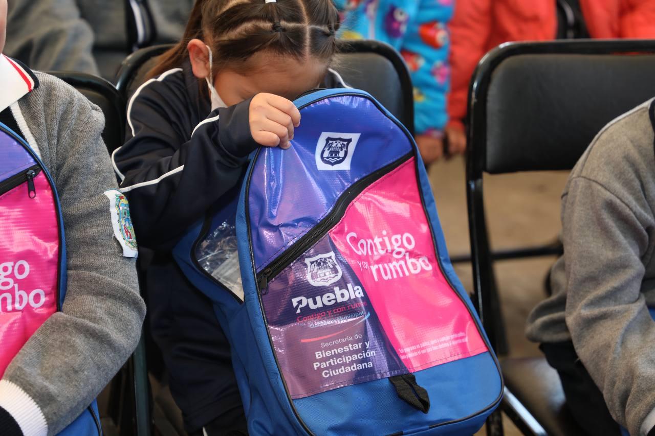 Entrega Ayuntamiento de Puebla 10 mil kits de útiles escolares en Juntas  Auxiliares