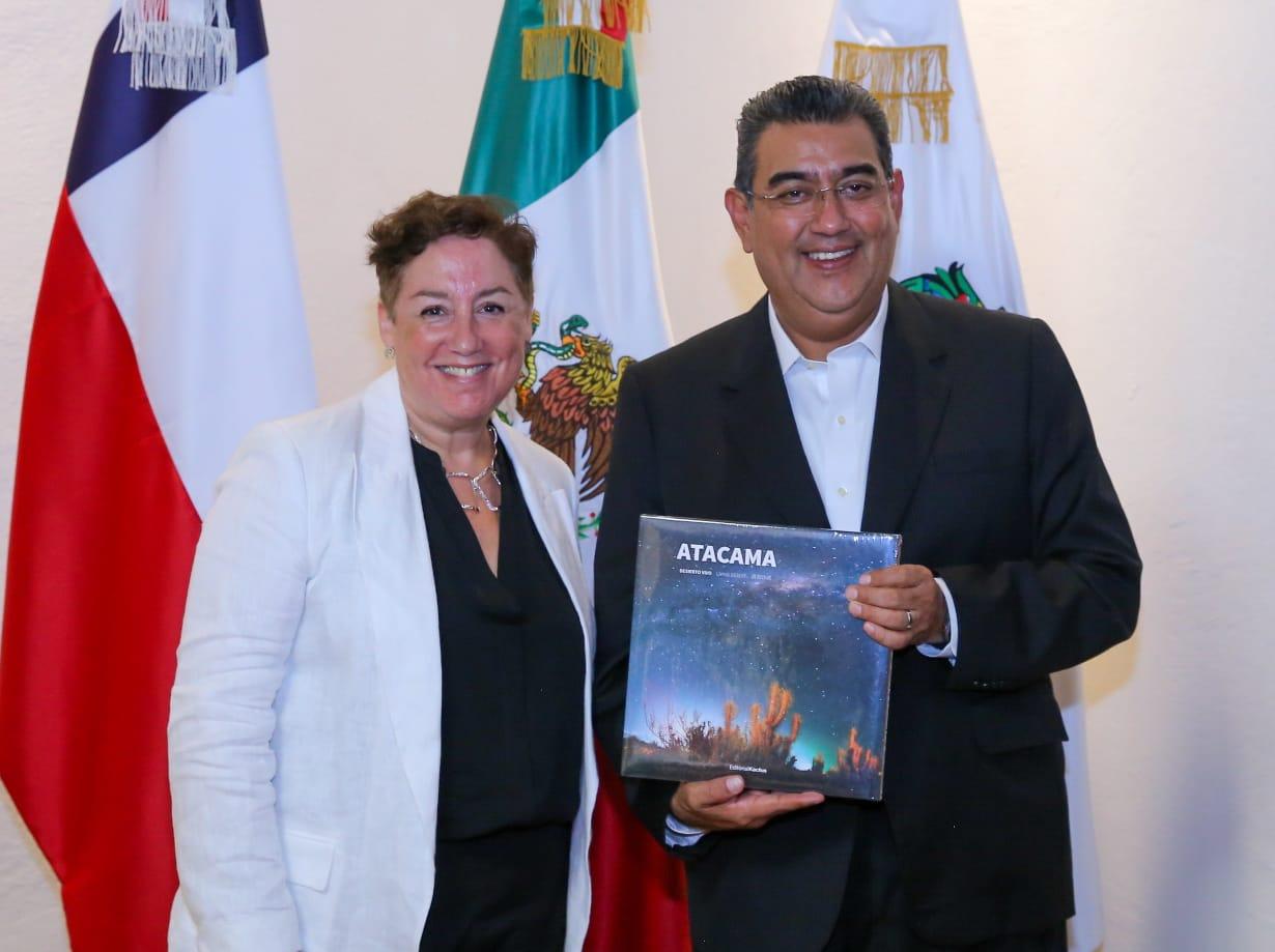Para atraer inversiones a territorio poblano, Salomón Céspedes sostuvo una reunión con la embajadora de Chile en México, Beatriz Sánchez
