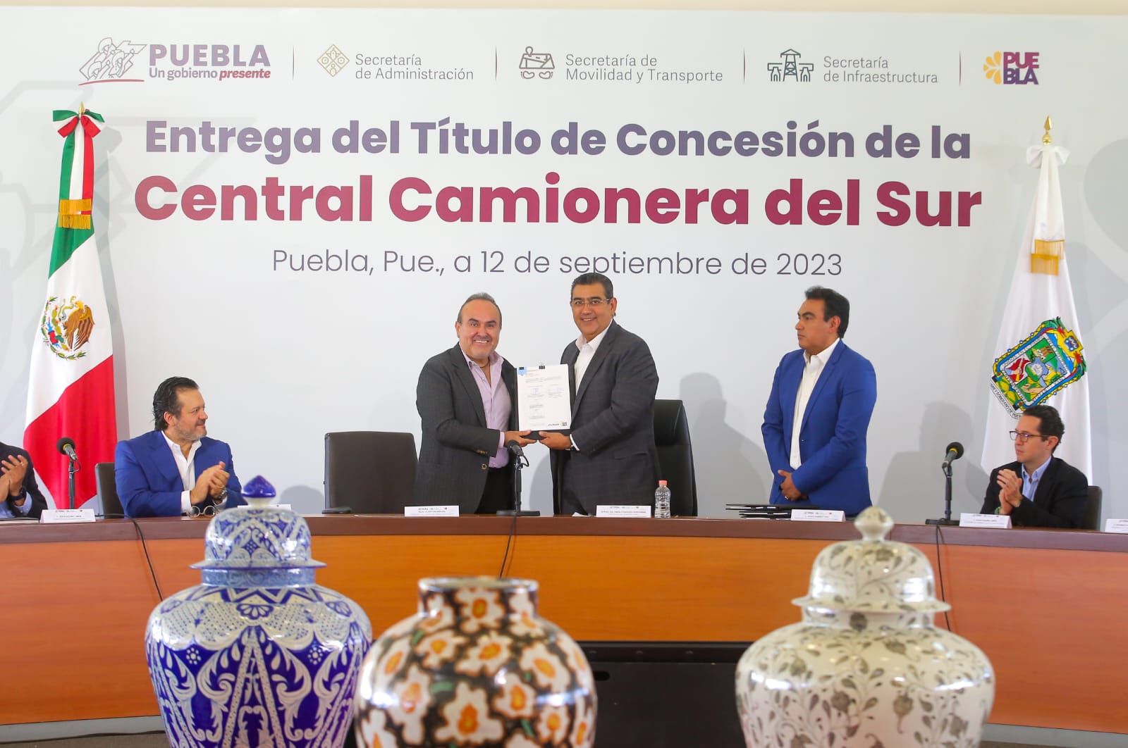 Sergio Salomón entregó el título de concesión de la Central Camionera del Sur al Consejo de Administración de la CAPU; se mejorará la vialidad y detonar el crecimiento económico