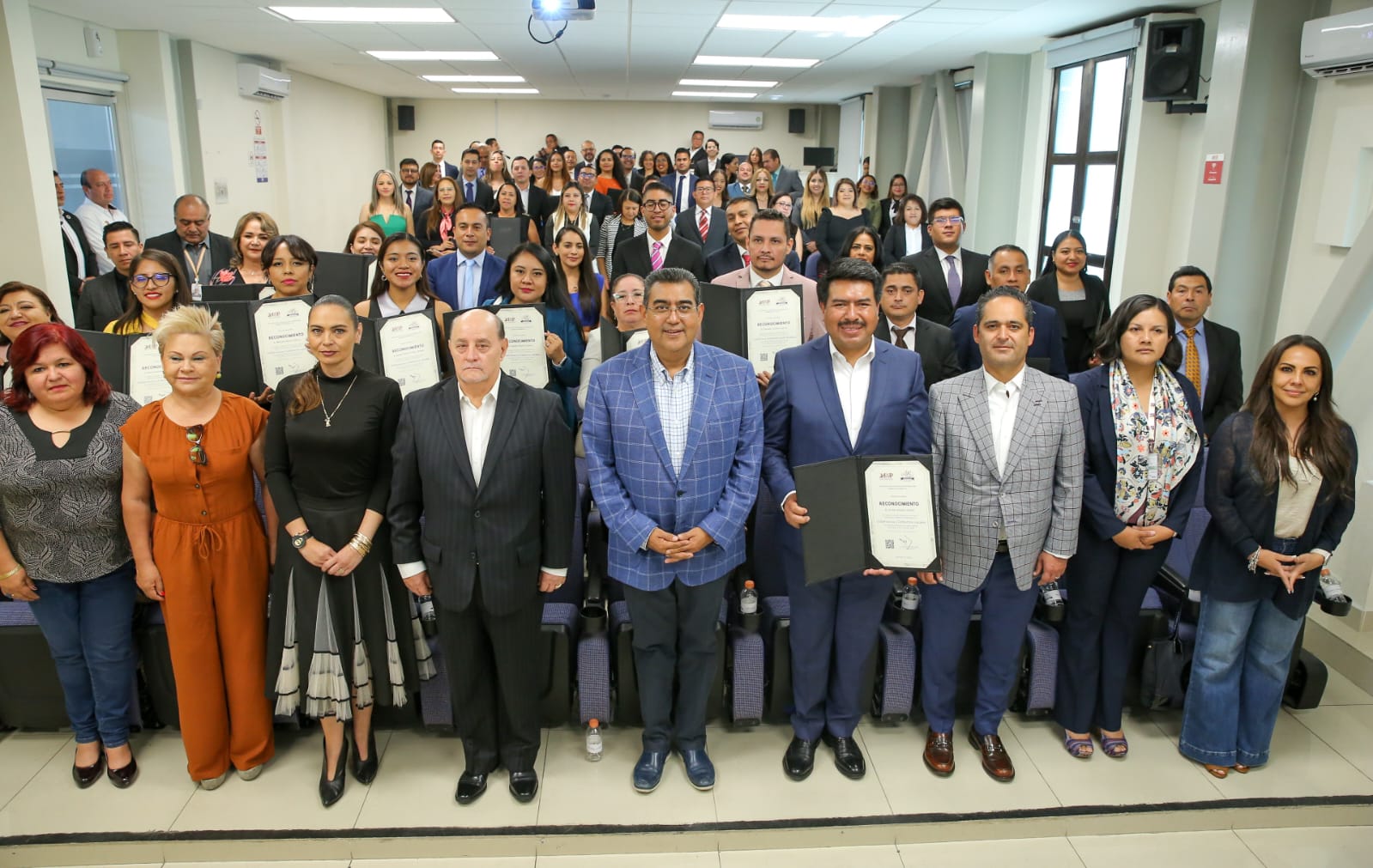 Céspedes Peregrina entrega reconocimientos a estudiantes graduados del IAP