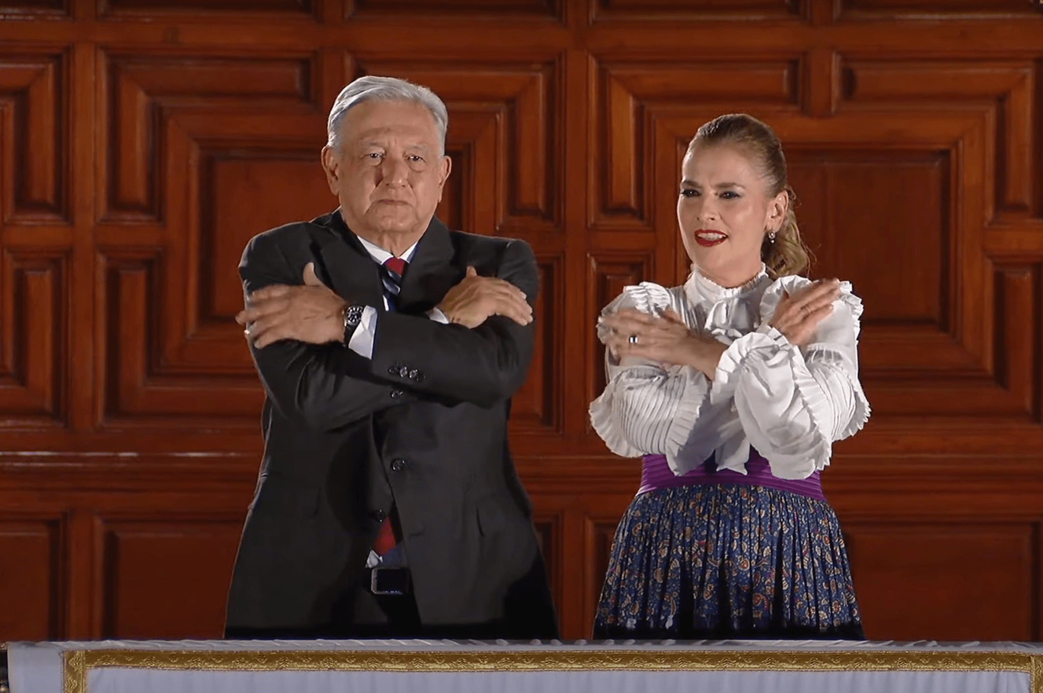 «¡Muera el racismo!», «Muera la corrupción!», “¡Viva el amor!”: López Obrador encabeza el Grito de Independencia