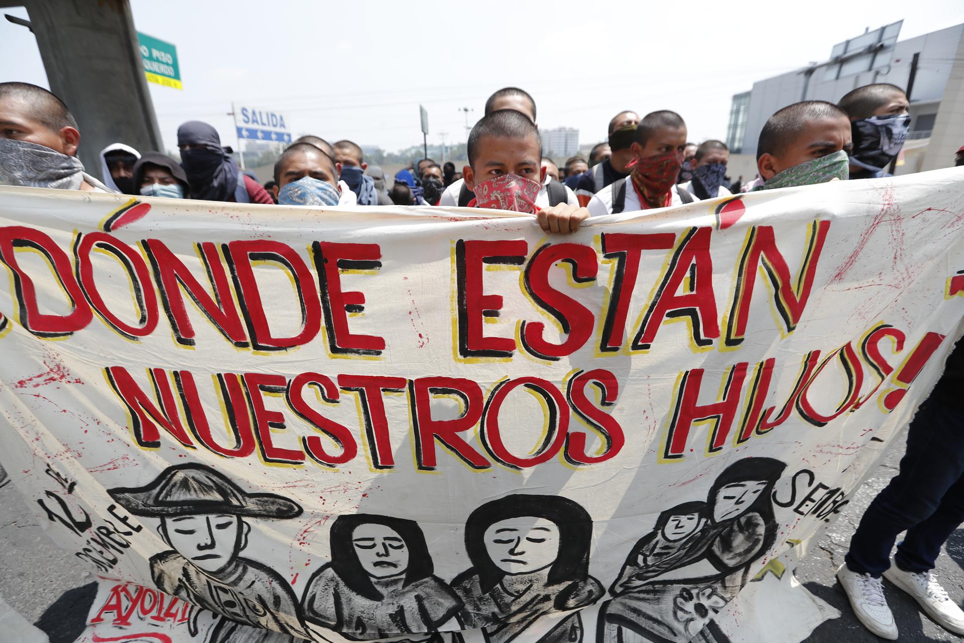 Paciencia de familias de Ayotzinapa se agota en víspera del noveno aniversario