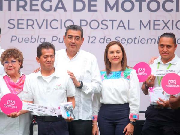 Preside Sergio Salomón entrega de motocicletas a personal operativo de Correos de México