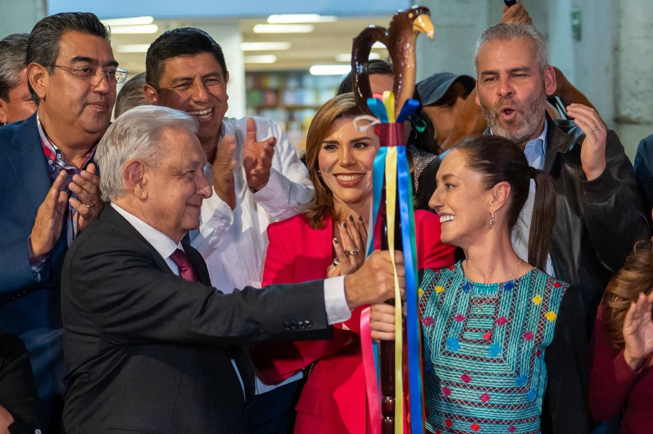 López Obrador entrega el “bastón de mando” a Claudia Sheinbaum