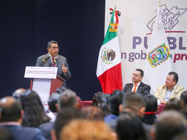 Con entrega de 764 nombramientos, Sergio Salomón reconoce dedicación de maestros poblanos