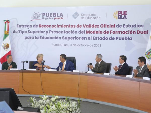 Con entrega de RVOE, gobierno de Puebla impulsa educación superior y garantiza desarrollo académico