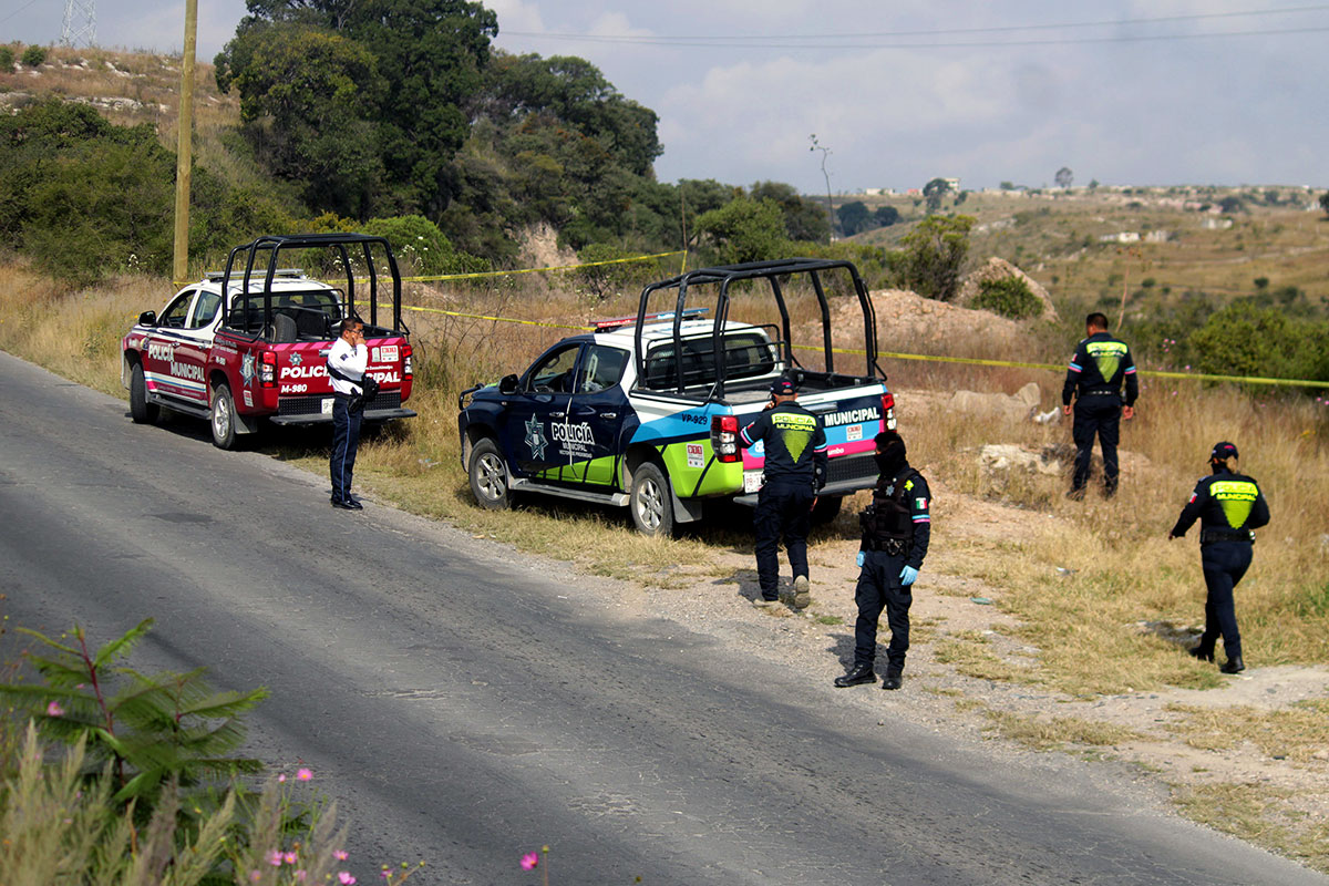Encuentran los cuerpos de dos hombres, aparentemente ejecutados, en la carretera a Tecali