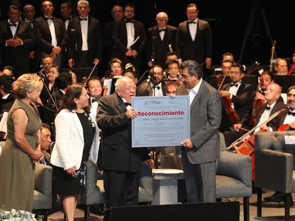 Con homenaje, gobierno estatal reconoce trayectoria del maestro Jorge Altieri Hernández