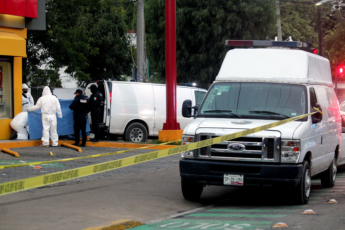 Pareja de asaltantes mata a un hombre y deja herido a otro en un Oxxo de la Humboldt