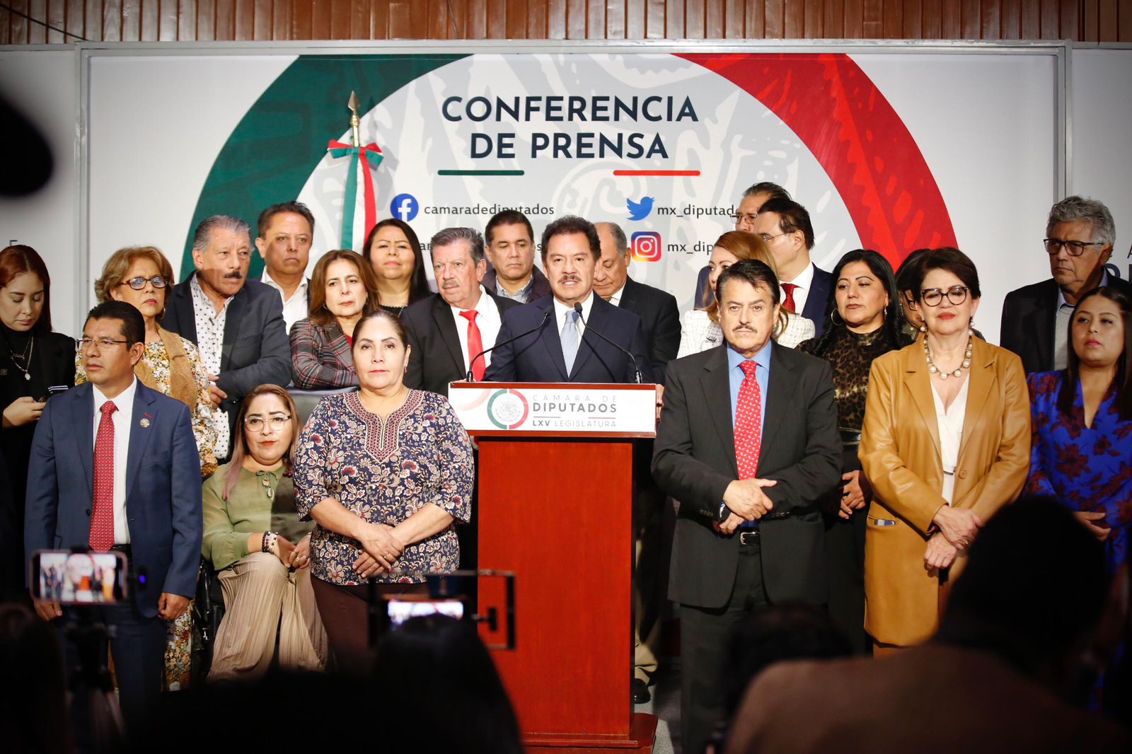 Diputados federales de Morena donan un mes de sueldo para damnificados de Guerrero
