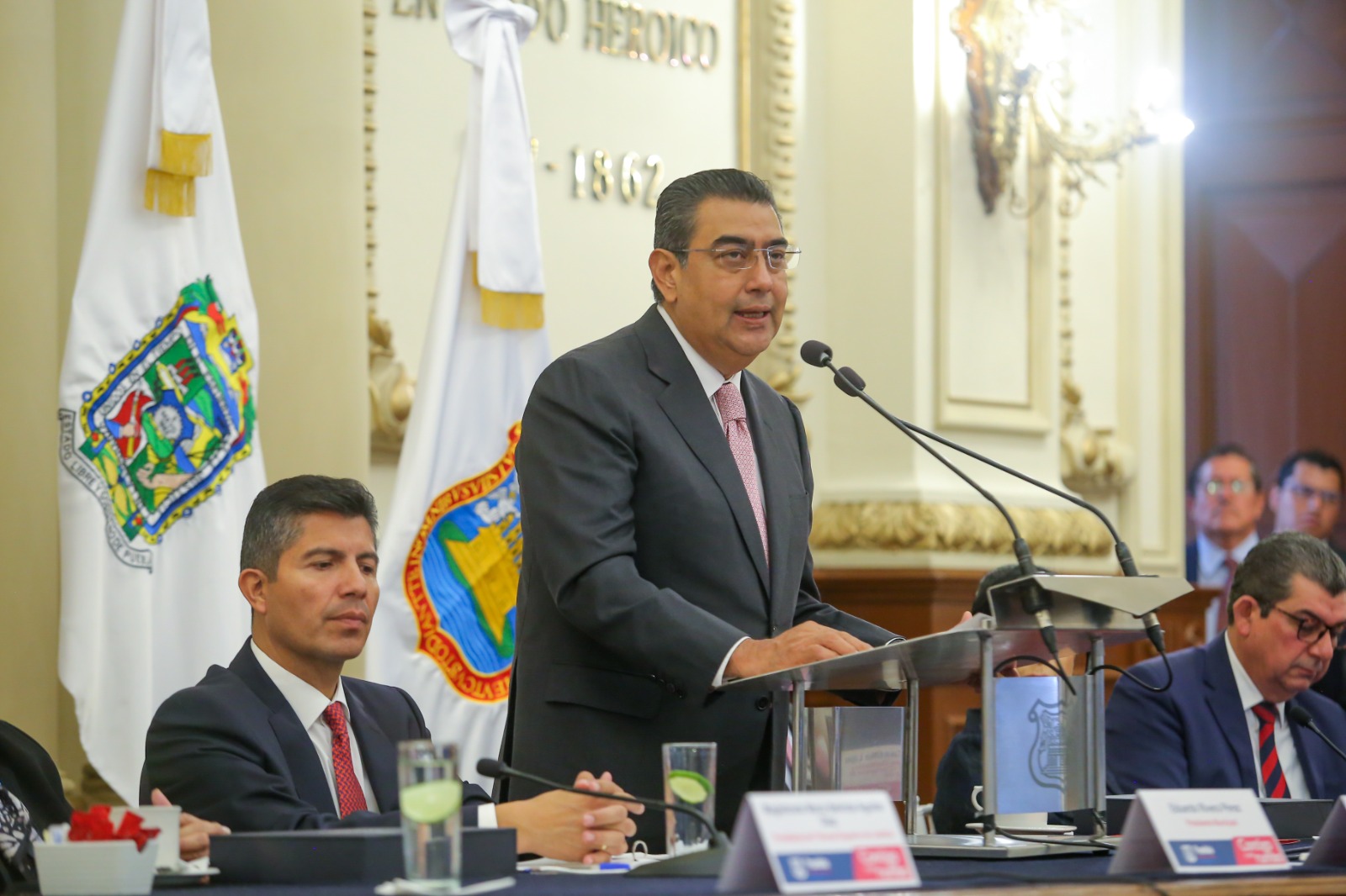 El mandatario Sergio Salomón Céspedes Peregrina asiste al segundo informe del alcalde Eduardo Rivera Pérez