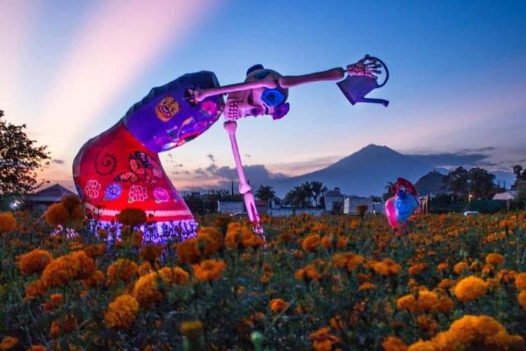 Atlixco instala calaveras gigantes para festejar el Día de Muertos