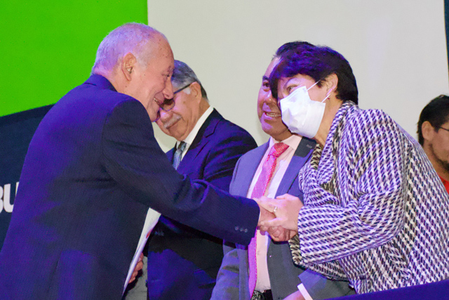 Rectora María Lilia Cedillo entrega reconocimiento por antigüedad a 505 trabajadores