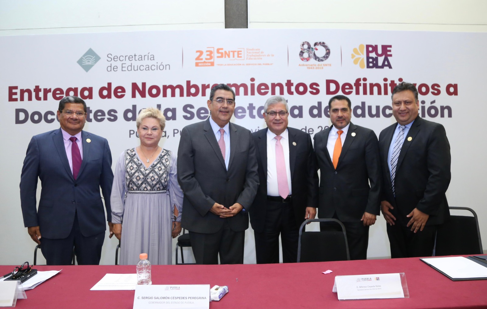 Salomón Céspedes entrega nombramientos a docentes y los exhorta a trabajar en conjunto por una mejor educación en Puebla
