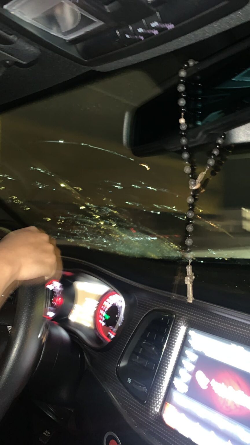 Ya son cuatro vehículos dañados con piedras lanzadas en la Recta y Periférico causado daños a vehículos