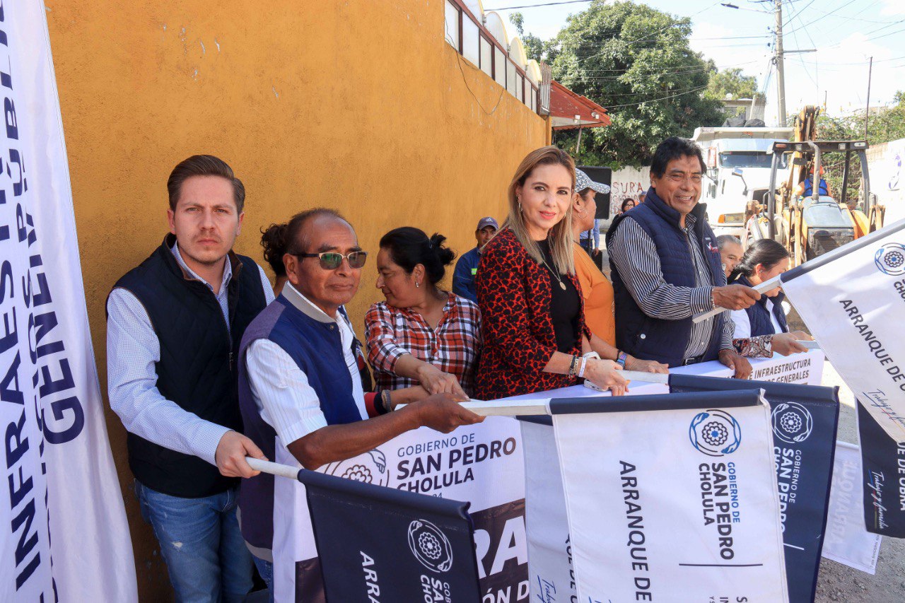 Paola Angon atiende las necesidades de las familias,  con el inicio de obra de la calle primera Vicente Guerrero