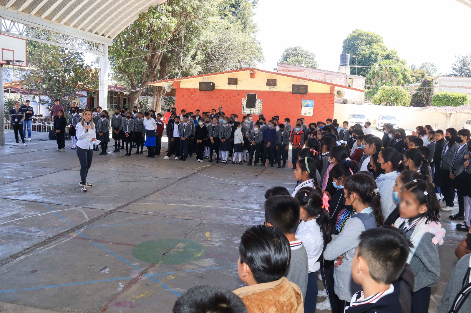 A través de gestiones, Paola Angon continúa mejorando instituciones de escuelas