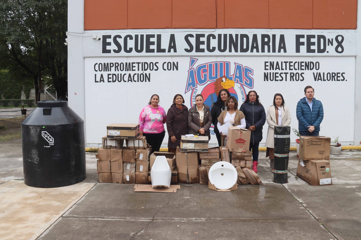 Paola Angon realizó dos entregas más de sanitarios completos, en favor de la educación