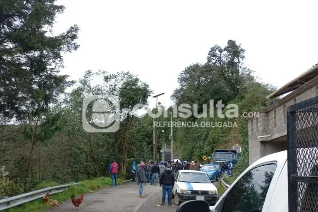 Encapuchados armados intentan ingresar a Coyomeapan; levantan a tres