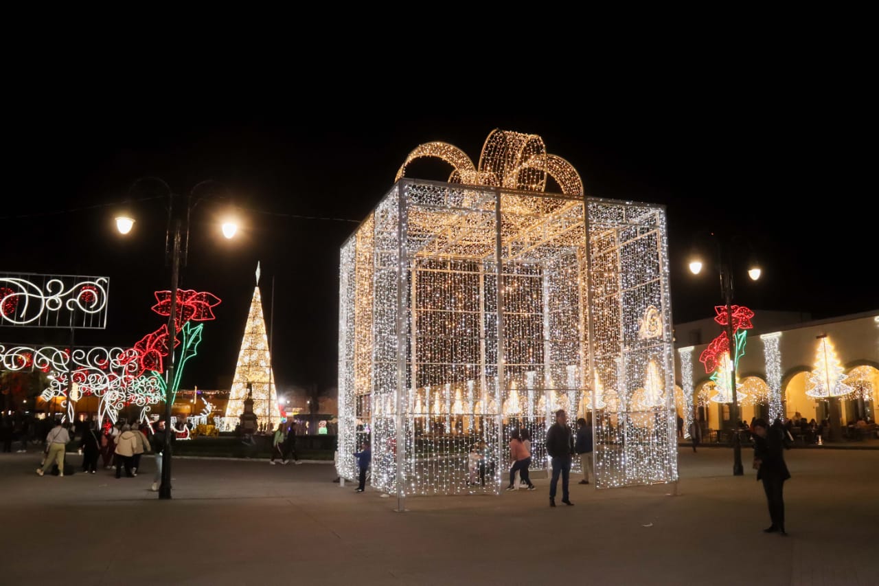 Ya llegó la Navidad a San Pedro Cholula; está iluminada con más de 1.5 millones de luces