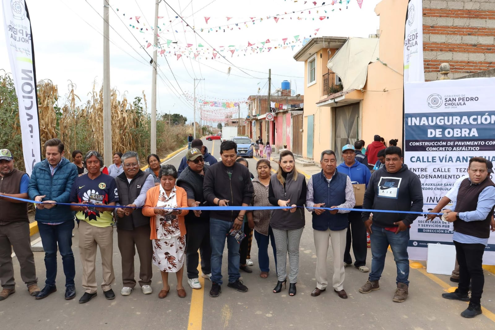 Paola Angon hace entrega de dos pavimentaciones para las familias de Cocoyotla y Cuapan