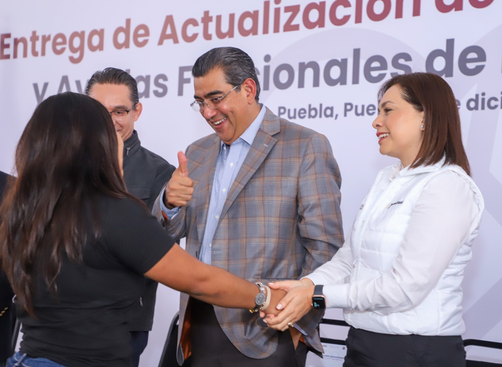 Salomón Céspedes y Gaby Bonilla entregan implantes cocleares,  aparatos ortopédicos y de rehabilitación