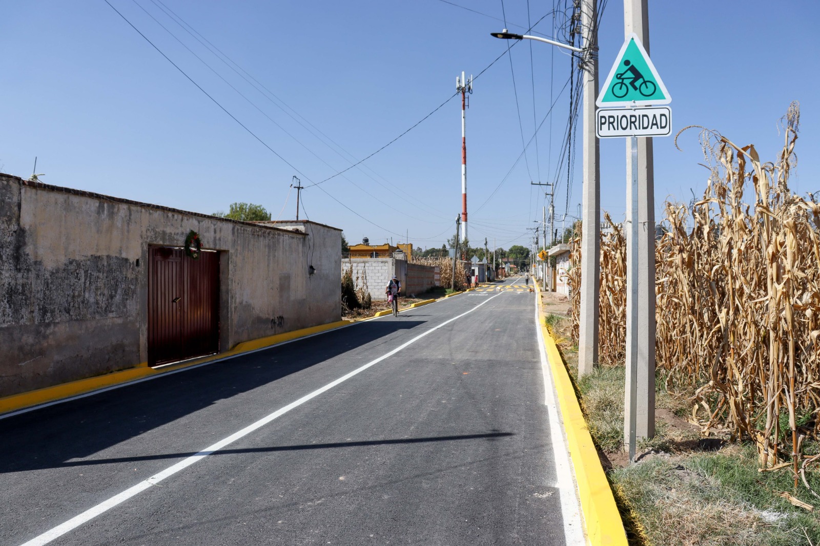 Inaugura Paola Angon pavimentación de la calle 2 Ote
