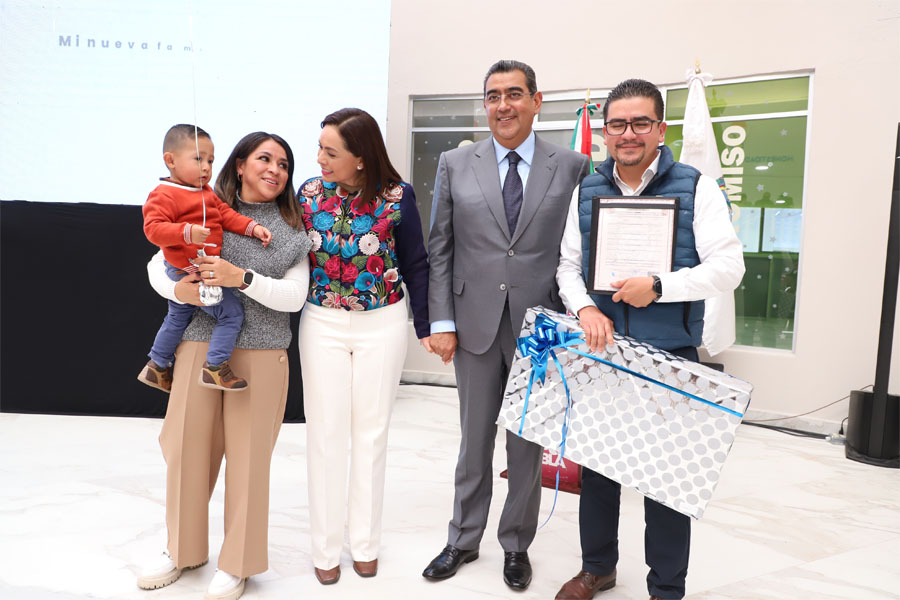 Entregaron Céspedes y Gaby Bonilla actas del programa de adopciones