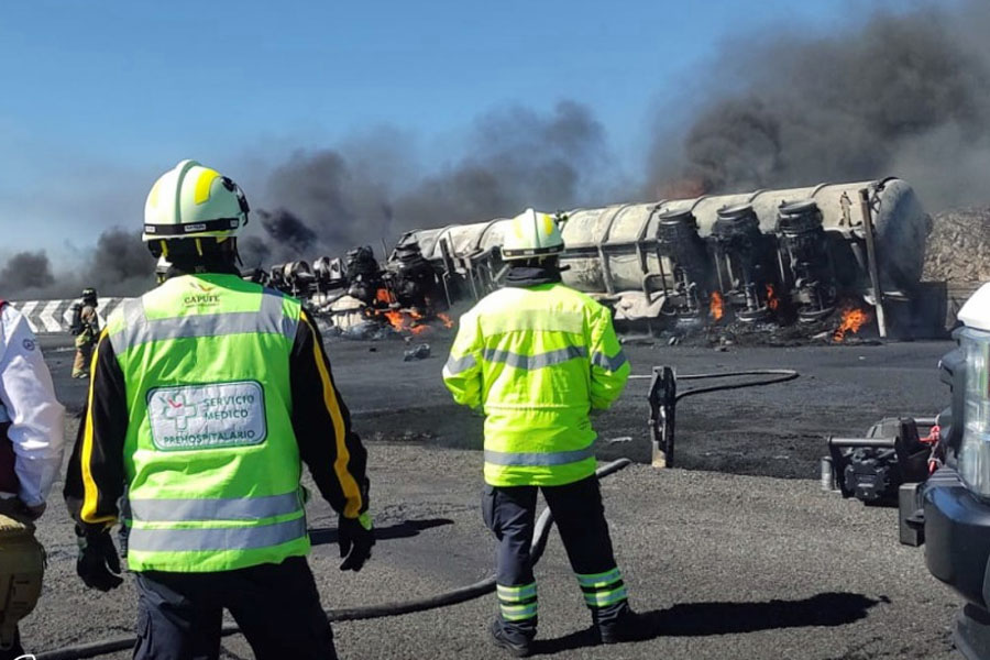 En la autopista Puebla-Orizaba volcó pipa y se incendió