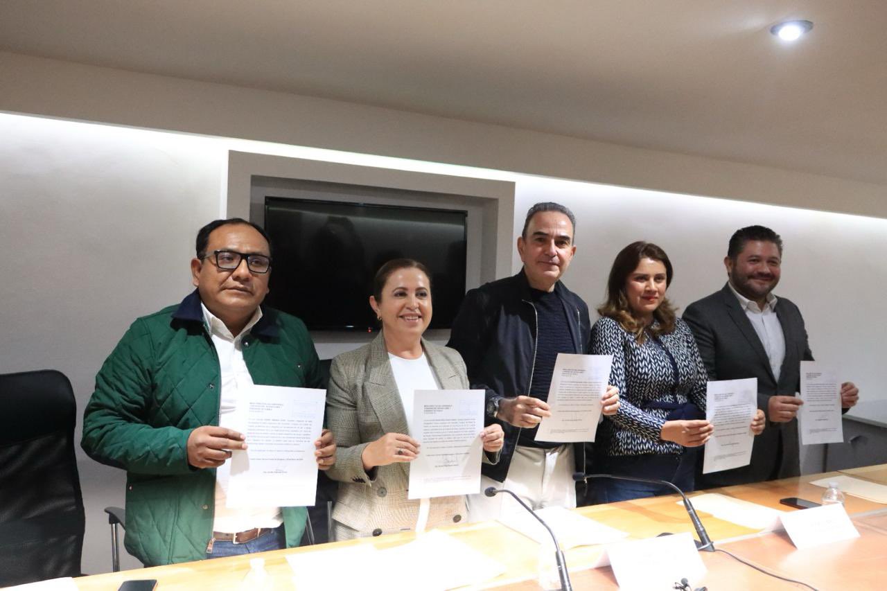 Cinco  diputados renuncian a la bancada del PRI