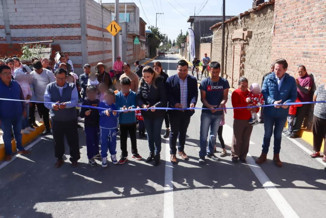 Entrega Paola Angon segunda calle en favor de los vecinos decTexintla