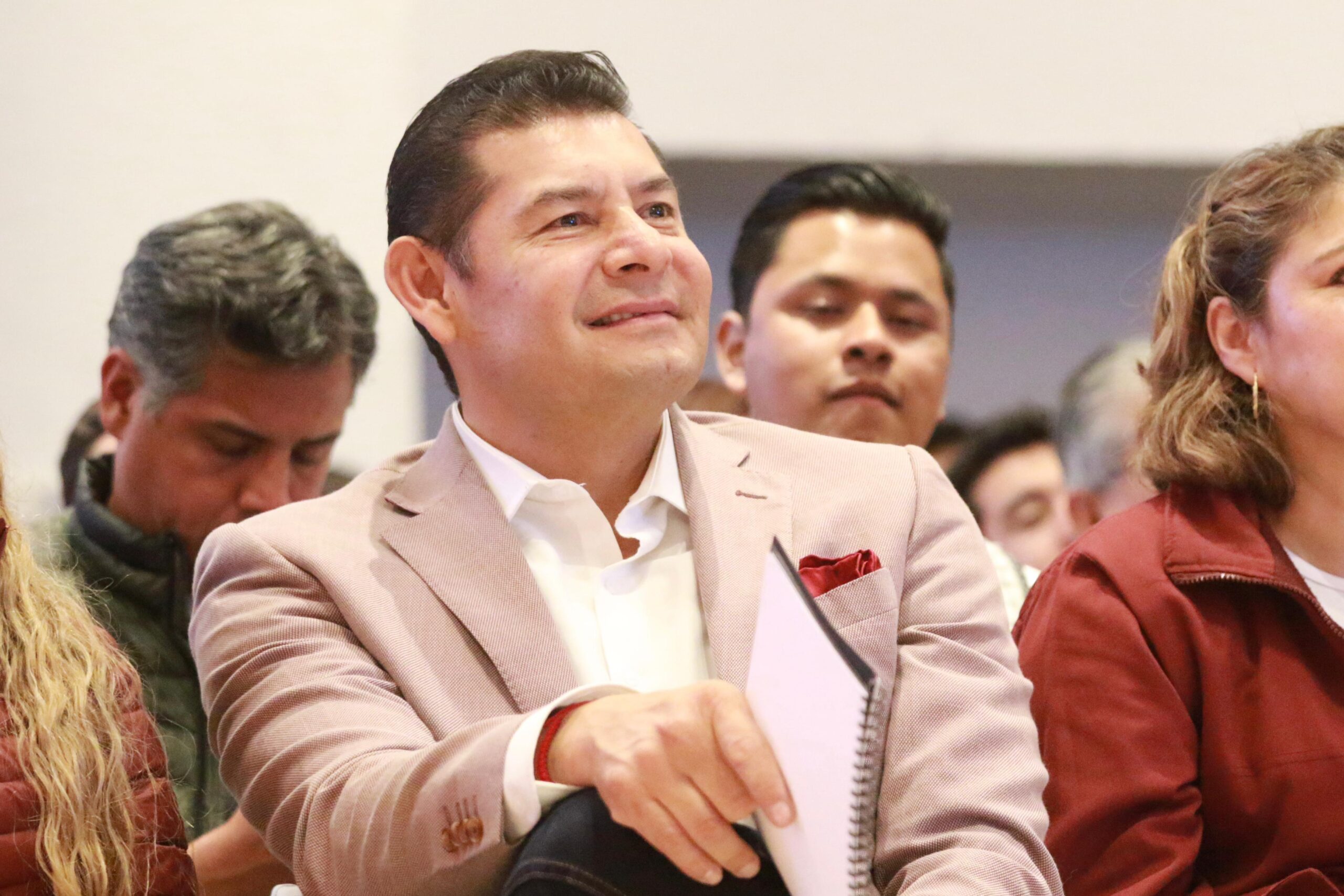 Para no violar la ley electoral, Armenta no acompañará a López Obrador en su gira por Puebla