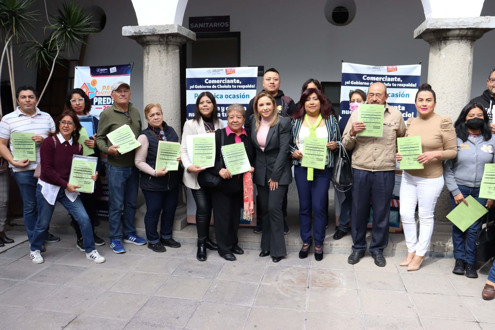Paola Angon entrega 30 licencias más a comercios que aprovechan el 85% de descuento al regularizarce