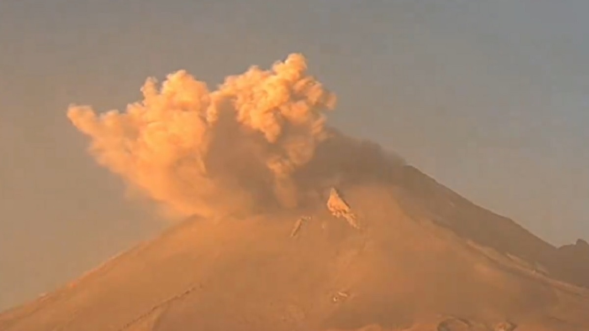 Volcán Popocatépetl arranca el año con aullidos, estrella fugaz y mucha actividad