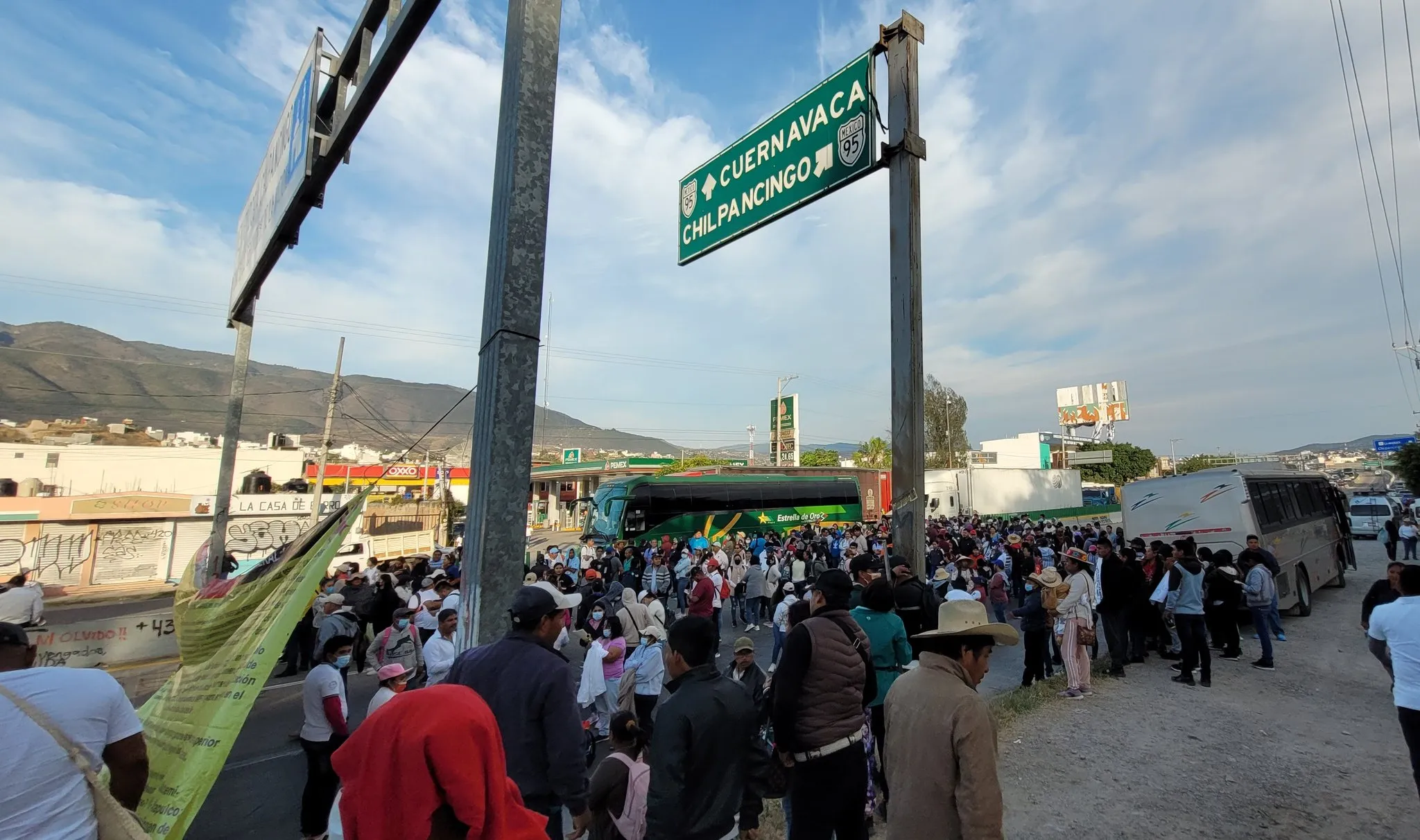 Alumnos y padres de familia bloquean la Autopista del Sol