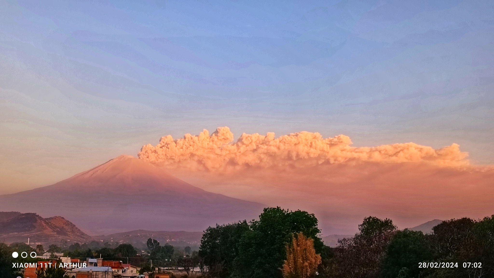 La ceniza del Popocatépetl obliga a cerrar el aeropuerto de Puebla