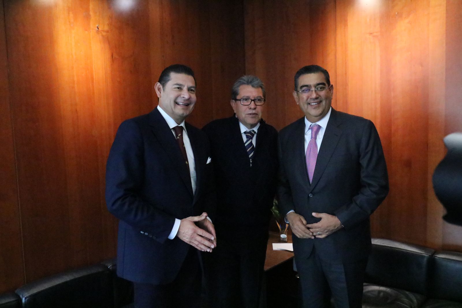 Inscriben en letras doradas a los tres Juanes en el Senado de la República