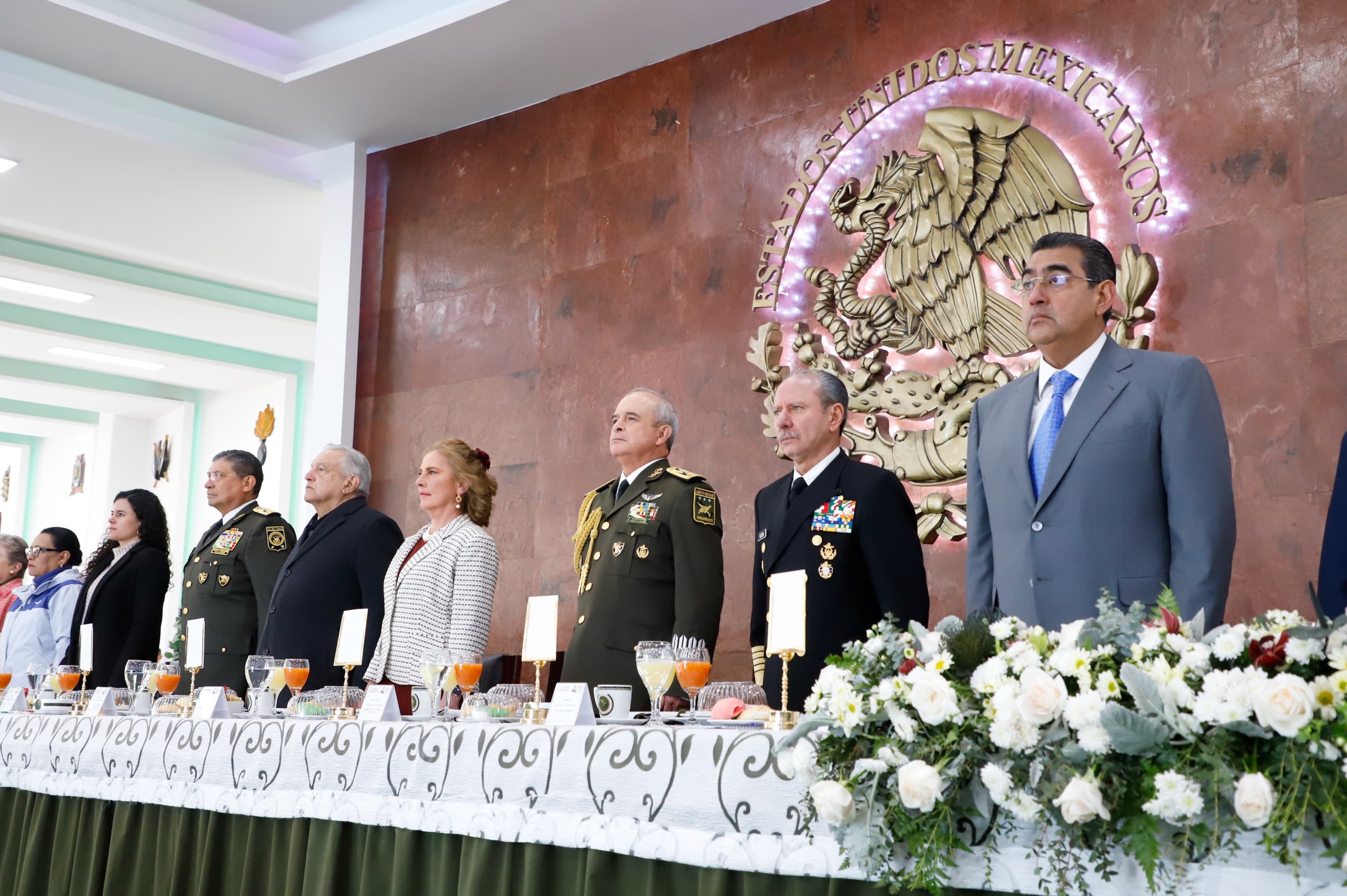 En Oriental, AMLO y Sergio Salomón presiden Ceremonia por Día del Ejército Mexicano