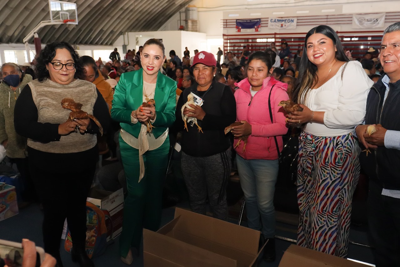 Contribuye Paola Angon a la economía de las mujeres cholultecas